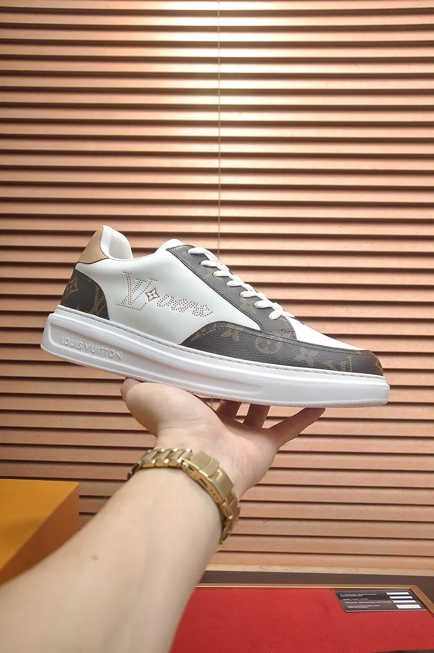 Men's men's shoes 💰640💶Original development, quality shipping, welcome to compare - LV sneaker series sports shoes introduce the loose silhouette of the ready-to-wear series into the spring and summer men's wear shows and make an eye-catching appearance. The cow leather upper is combined with rough fabric laces, and colorful beading highlights the brand's classic elements. LV letters mark the tongue and Monogram floral outsole. Mixed materials Made of top-grain cowhide, thick shoelace design, large Monogram print on the side, mesh lining and cotton feet, the comfort is as extreme as ever, premium heritage, quality first, worth owning! Size: Men’s 38-45 (45 is custom-made and cannot be returned or exchanged)